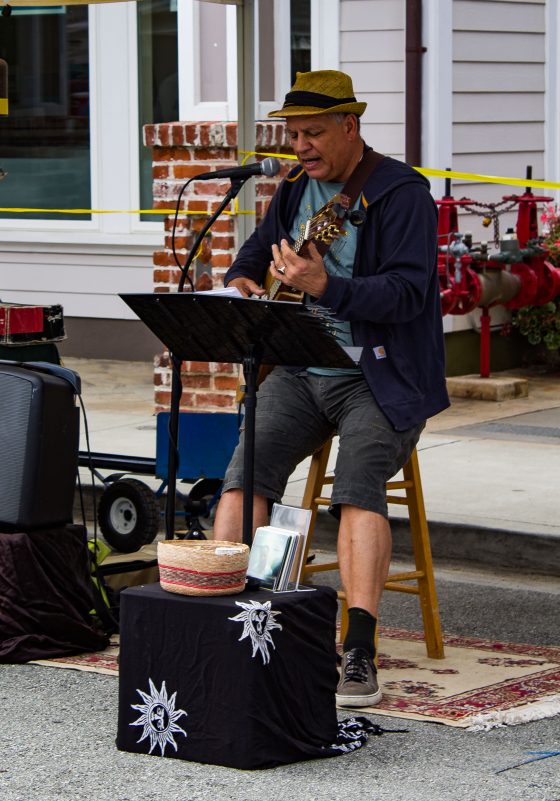 Entertainment at the Coastside Farmer's Market in Pacifica, CA. Dawn Page / CoastsideSlacking